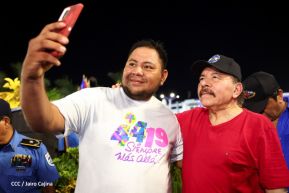 Presidente Daniel Ortega y Compañera Rosario Murillo entregan buses rusos a transportistas