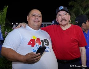 Presidente Daniel Ortega y Compañera Rosario Murillo entregan buses rusos a transportistas
