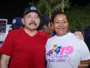Presidente Daniel Ortega y Compañera Rosario Murillo entregan buses rusos a transportistas