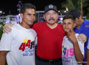 Presidente Daniel Ortega y Compañera Rosario Murillo entregan buses rusos a transportistas