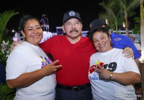 Presidente Daniel Ortega y Compañera Rosario Murillo entregan buses rusos a transportistas