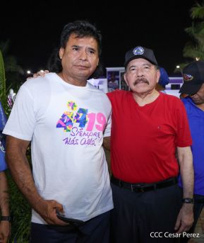 Presidente Daniel Ortega y Compañera Rosario Murillo entregan buses rusos a transportistas