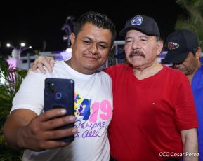 Presidente Daniel Ortega y Compañera Rosario Murillo entregan buses rusos a transportistas