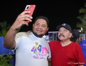 Presidente Daniel Ortega y Compañera Rosario Murillo entregan buses rusos a transportistas