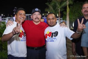 Presidente Daniel Ortega y Compañera Rosario Murillo entregan buses rusos a transportistas