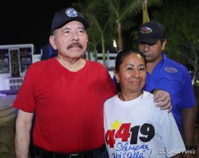 Presidente Daniel Ortega y Compañera Rosario Murillo entregan buses rusos a transportistas