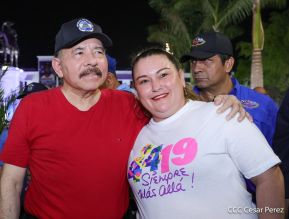 Presidente Daniel Ortega y Compañera Rosario Murillo entregan buses rusos a transportistas