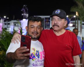 Presidente Daniel Ortega y Compañera Rosario Murillo entregan buses rusos a transportistas