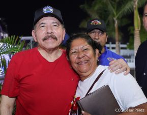 Presidente Daniel Ortega y Compañera Rosario Murillo entregan buses rusos a transportistas