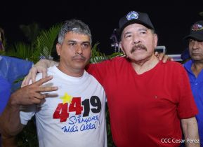 Presidente Daniel Ortega y Compañera Rosario Murillo entregan buses rusos a transportistas