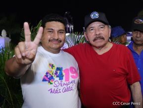 Presidente Daniel Ortega y Compañera Rosario Murillo entregan buses rusos a transportistas