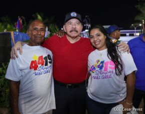 Presidente Daniel Ortega y Compañera Rosario Murillo entregan buses rusos a transportistas