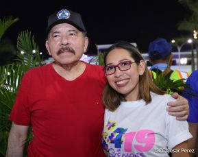 Presidente Daniel Ortega y Compañera Rosario Murillo entregan buses rusos a transportistas