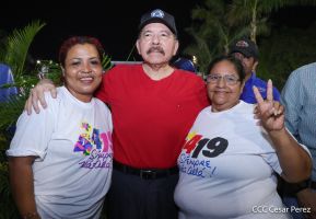 Presidente Daniel Ortega y Compañera Rosario Murillo entregan buses rusos a transportistas