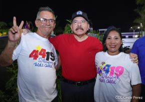 Presidente Daniel Ortega y Compañera Rosario Murillo entregan buses rusos a transportistas