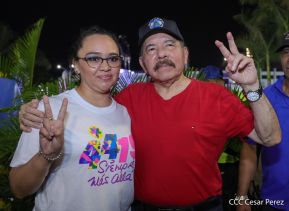 Presidente Daniel Ortega y Compañera Rosario Murillo entregan buses rusos a transportistas