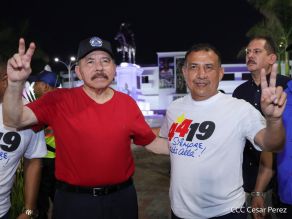 Presidente Daniel Ortega y Compañera Rosario Murillo entregan buses rusos a transportistas