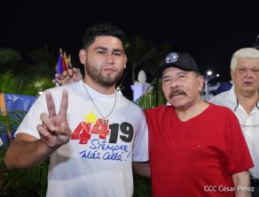 Presidente Daniel Ortega y Compañera Rosario Murillo entregan buses rusos a transportistas