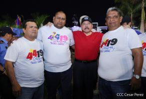 Presidente Daniel Ortega y Compañera Rosario Murillo entregan buses rusos a transportistas