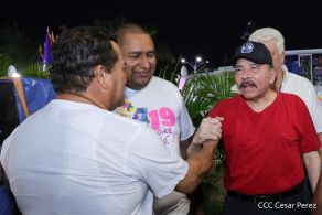 Presidente Daniel Ortega y Compañera Rosario Murillo entregan buses rusos a transportistas