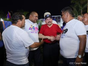 Presidente Daniel Ortega y Compañera Rosario Murillo entregan buses rusos a transportistas
