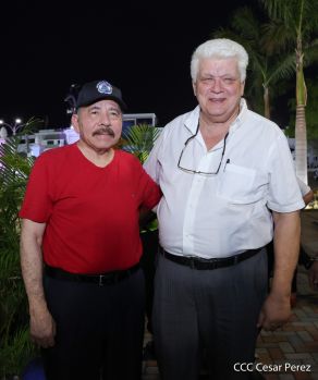 Presidente Daniel Ortega y Compañera Rosario Murillo entregan buses rusos a transportistas