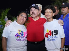 Presidente Daniel Ortega y Compañera Rosario Murillo entregan buses rusos a transportistas