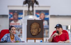 Presidente Daniel Ortega y Compañera Rosario Murillo entregan buses rusos a transportistas