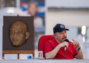 Presidente Daniel Ortega y Compañera Rosario Murillo entregan buses rusos a transportistas