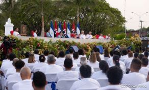 Presidente Daniel Ortega y Compañera Rosario Murillo entregan buses rusos a transportistas