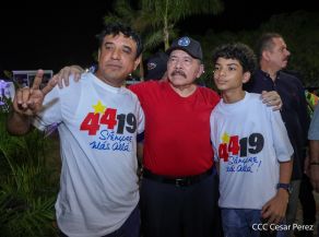 Presidente Daniel Ortega y Compañera Rosario Murillo entregan buses rusos a transportistas