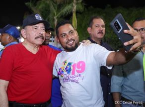 Presidente Daniel Ortega y Compañera Rosario Murillo entregan buses rusos a transportistas