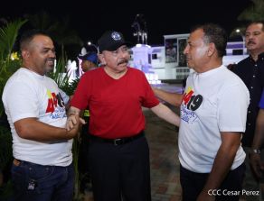 Presidente Daniel Ortega y Compañera Rosario Murillo entregan buses rusos a transportistas