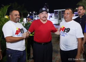 Presidente Daniel Ortega y Compañera Rosario Murillo entregan buses rusos a transportistas