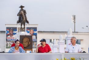 Presidente Daniel Ortega y Compañera Rosario Murillo entregan buses rusos a transportistas