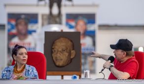 Presidente Daniel Ortega y Compañera Rosario Murillo entregan buses rusos a transportistas