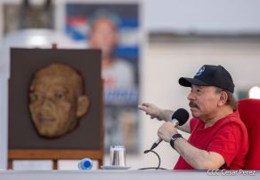 Presidente Daniel Ortega y Compañera Rosario Murillo entregan buses rusos a transportistas