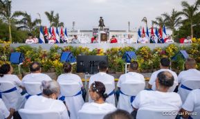 Presidente Daniel Ortega y Compañera Rosario Murillo entregan buses rusos a transportistas