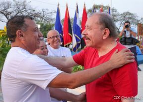Presidente Daniel Ortega y Compañera Rosario Murillo entregan buses rusos a transportistas