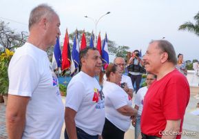 Presidente Daniel Ortega y Compañera Rosario Murillo entregan buses rusos a transportistas