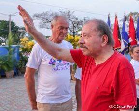 Presidente Daniel Ortega y Compañera Rosario Murillo entregan buses rusos a transportistas