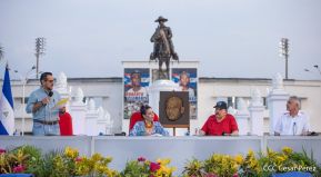 Presidente Daniel Ortega y Compañera Rosario Murillo entregan buses rusos a transportistas