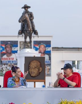 Presidente Daniel Ortega y Compañera Rosario Murillo entregan buses rusos a transportistas
