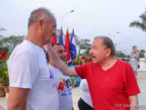 Presidente Daniel Ortega y Compañera Rosario Murillo entregan buses rusos a transportistas