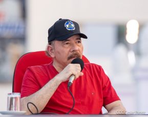 Presidente Daniel Ortega y Compañera Rosario Murillo entregan buses rusos a transportistas