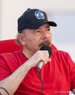 Presidente Daniel Ortega y Compañera Rosario Murillo entregan buses rusos a transportistas