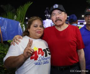 Presidente Daniel Ortega y Compañera Rosario Murillo entregan buses rusos a transportistas