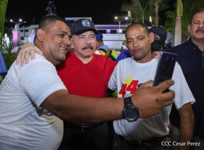 Presidente Daniel Ortega y Compañera Rosario Murillo entregan buses rusos a transportistas