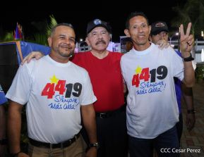Presidente Daniel Ortega y Compañera Rosario Murillo entregan buses rusos a transportistas