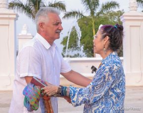 Presidente Daniel Ortega y Compañera Rosario Murillo entregan buses rusos a transportistas